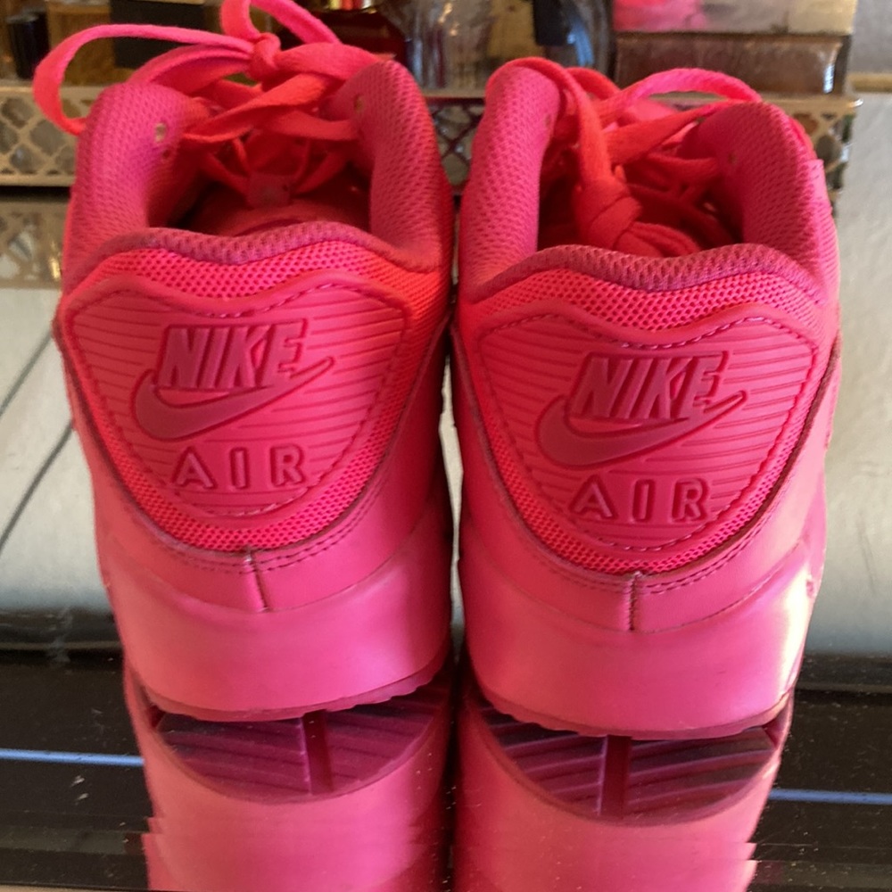 Nike Air Max hot pink. Size 6.5Y. Fits like a 6 womens - Picture 4 of 5